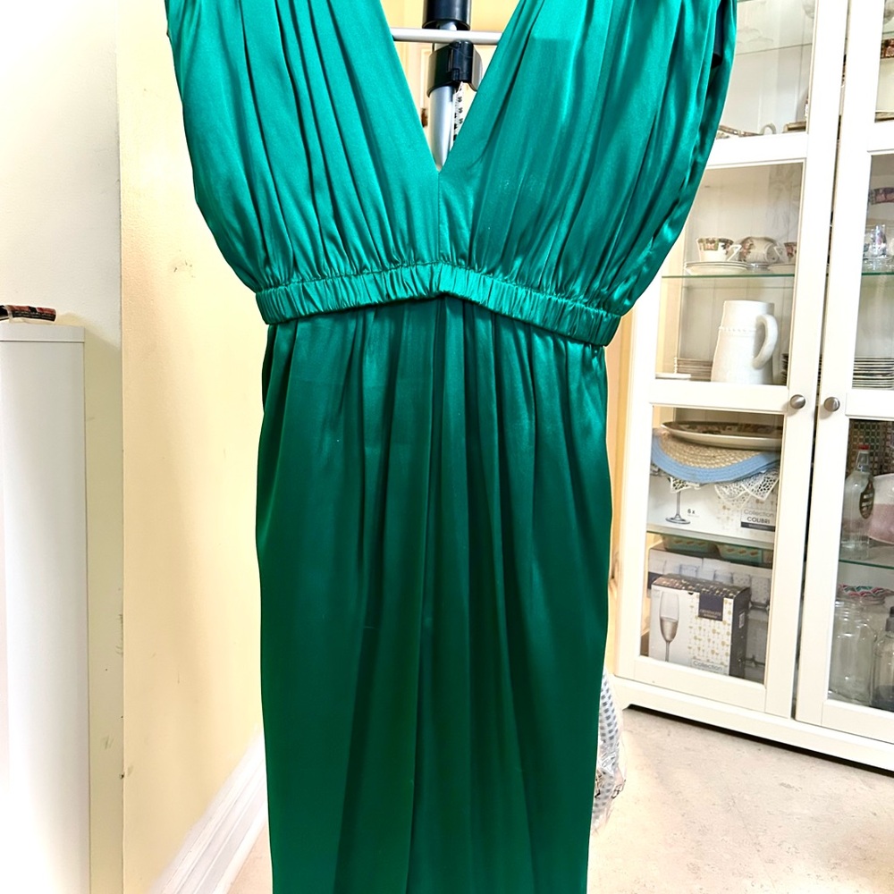 Elegant Green V-Neck Dress